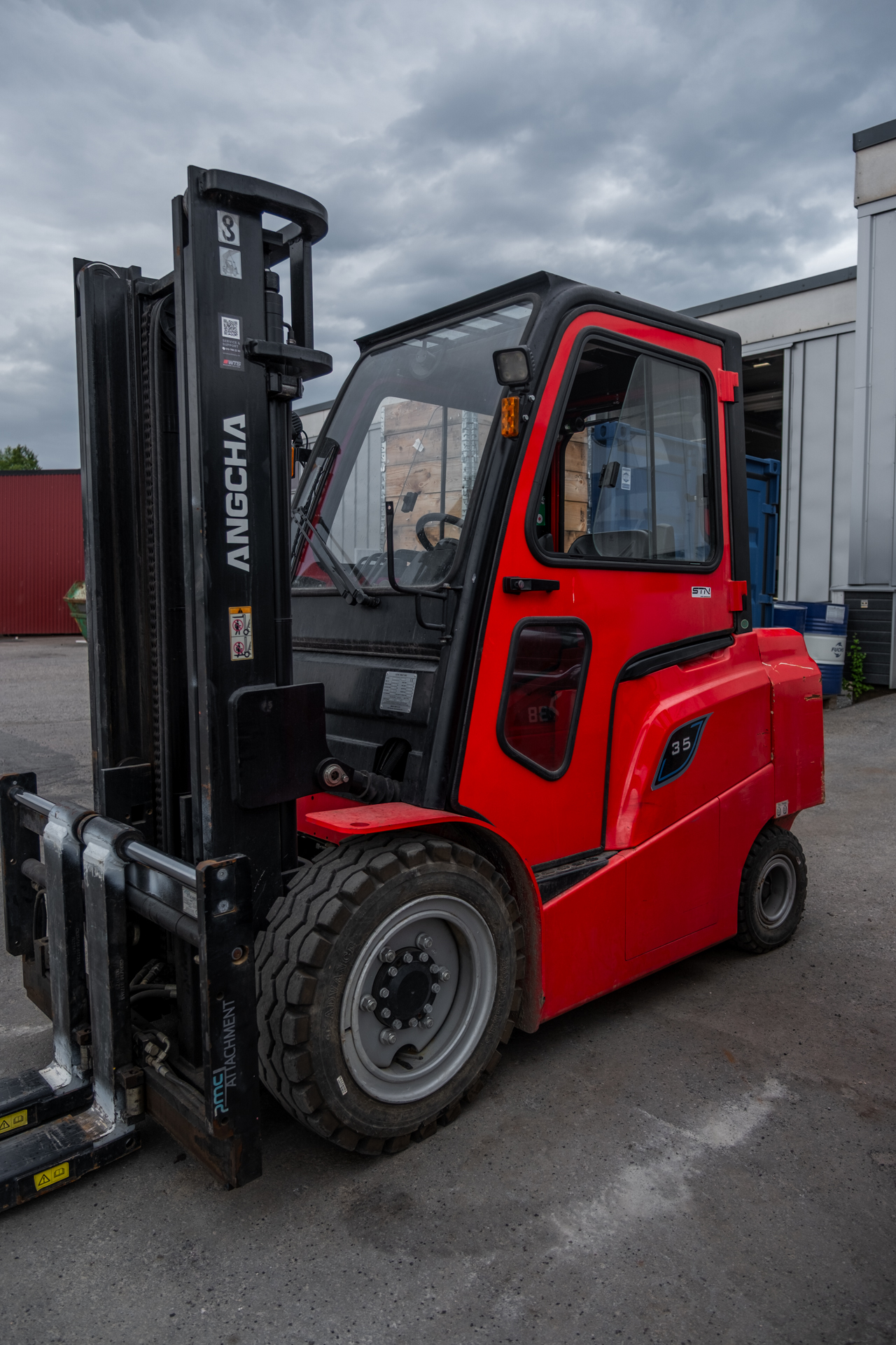 Elektrisk motviktstruck sedd från sidan